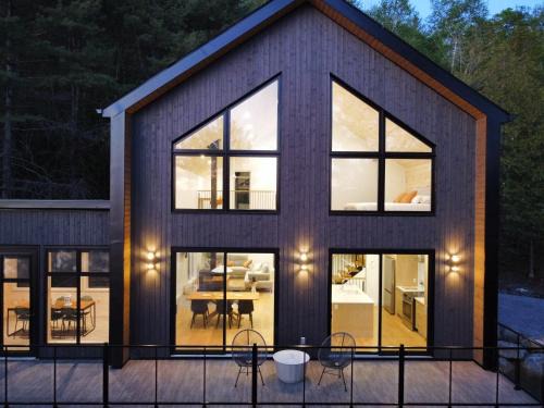 Saint-Aime-du-Lac-des-Iles Ski Chalet | Chalet Cottage Le Bellevarde Hot tub Lake view