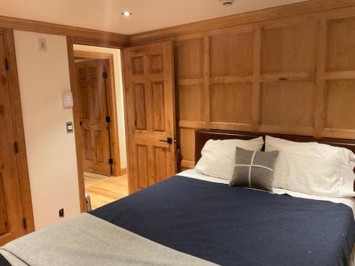 Aspen Apartment | Chalet Chic 2BR plus Queen Sleeper Sofa