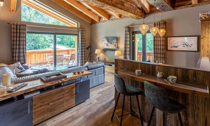 Chamonix-Mont-Blanc Apartment | Chalet des Amis appt 2 - an apartment that sleeps 6 guests in 3 bedrooms
