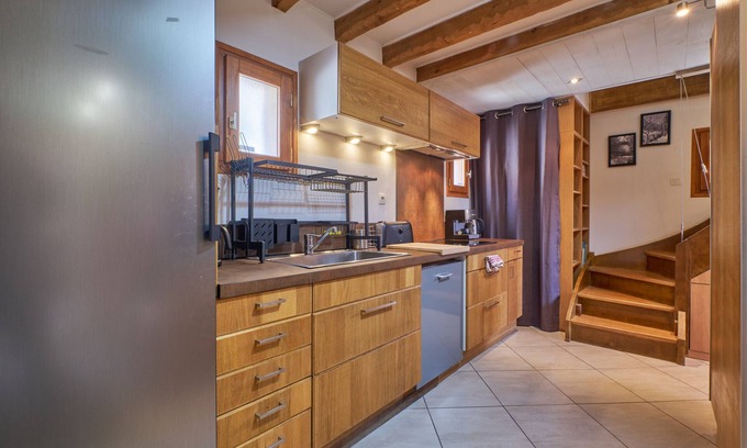 Huez-en-Oisans Ski Chalet | Chalet 'Des Grangettes' with Mountain View, Private Terrace and Wi-Fi