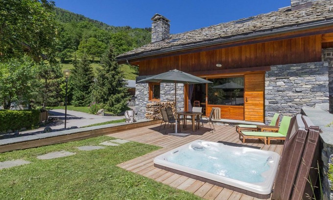 Le Raffort Ski Chalet | Chalet 'Duhoux' with Mountain View, Private Terrace and Wi-Fi