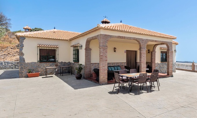 Sayalonga Ski Chalet | Chalet Encantador en Málaga con Piscina y Chimenea