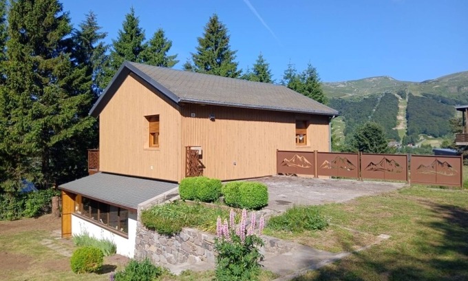 Besse-et-Saint-Anastaise Ski Chalet | Chalet TIMYARI-Renovated -Cosy-Terrace-Parking-Sauna-Mountain view-Wi-fi