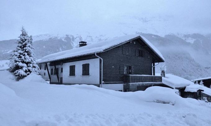 Les Contamines-Montjoie Ski Chalet | CHALET MONT BLANC - Nestled in the Mont Blanc slopes.nCozy holiday cottage.