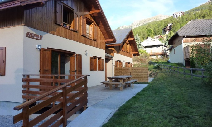Les Orres Ski Chalet | Chalet 'Garrigue Au Pied Des Pistes' with Mountain View, Shared Pool and Wi-Fi