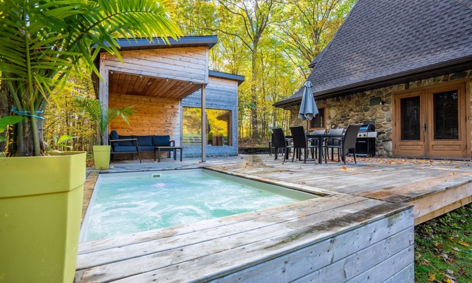 Austin Villa | Chalet in nature*spa-salt pool*sauna*billiards*fireplace*wifi*hiking in the mountains
