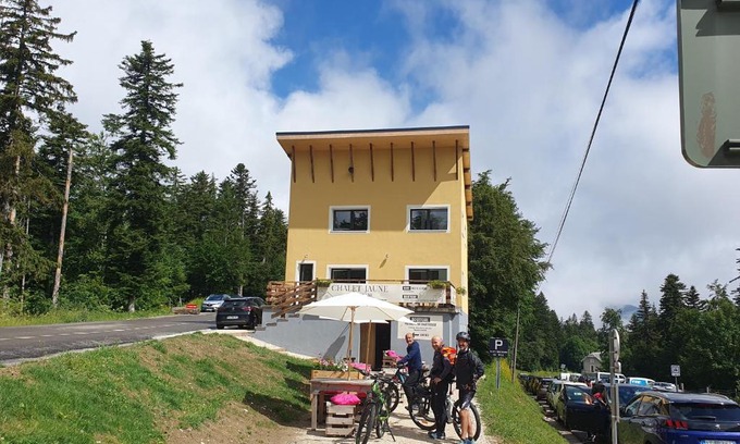 Sarcenas House | Chalet Jaune Charmant SOM