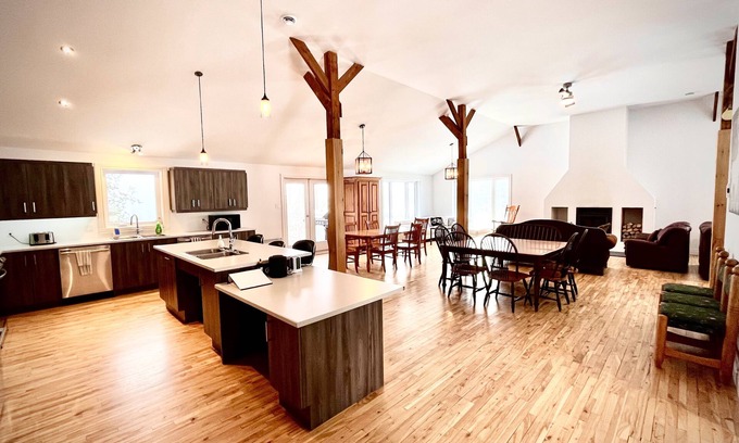 Sainte-Beatrix Ski Chalet | Chalet Le Manoir Café