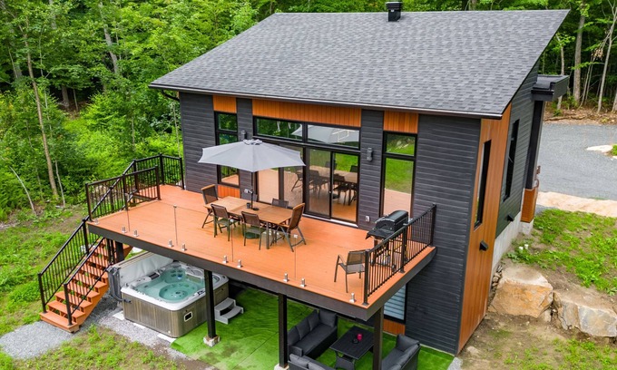 Brownsburg-Chatham Ski Chalet | Chalet Le Valcourt | Spa & BBQ | Fire pit & AC