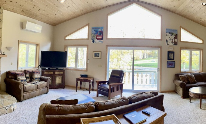 Jackson Ski Chalet | Chalet Minutes to North Conway, Story Land, Skiing, and Hiking; Private Hot Tub