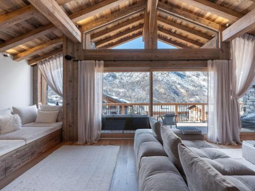 Saint-Marcel Ski Chalet | Chalet neuf avec piscine chauffée, espace détente, sauna, bain nordique et salle de cinéma - FR-1-570-57