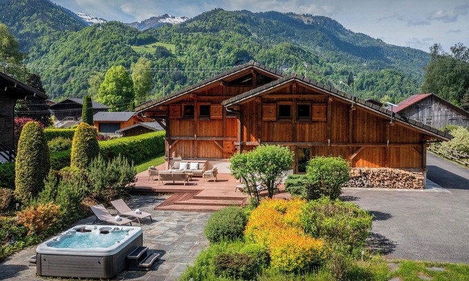 Samoens Ski Chalet | Chalet OCimes - authentic alpine stay 12p with sauna - OVO Network