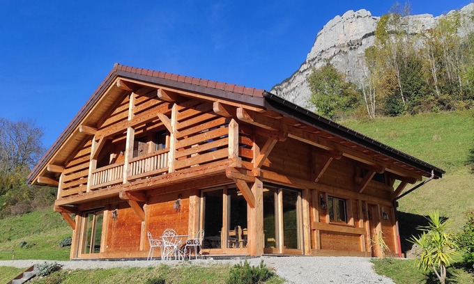 Le Petit-Bornand-les-Glieres Ski Chalet | Chalet Savoyard Neuf, 8 Personnes, Tout Confort au Milieu des Montagnes