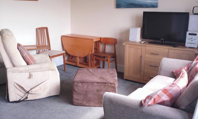 Lydd-on-Sea Ski Chalet | Chalet - Sleeps 4 - Parking - Garden