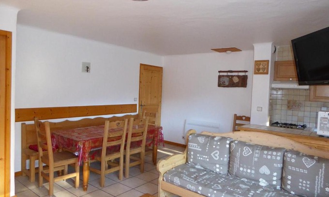 Champagny-en-Vanoise Apartment | Chalet spacieux à Champagny – Grande terrasse, proche télécabine et commerces - FR-1-464-47