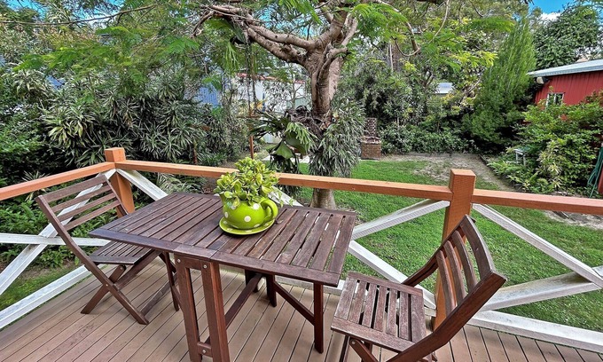 Amity Point House | Chalet style home close to beach