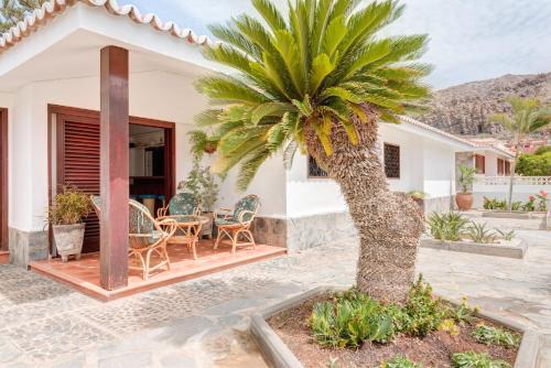Palm-Mar Ski Chalet | Chalet Umbelina con jardin y vista al mar