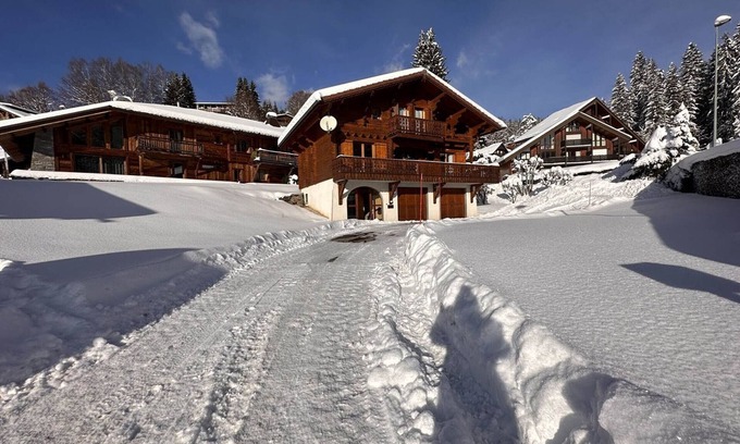 Les Carroz-d'Araches Ski Chalet | Chalet with 4 bedrooms, 9 pers, ski-in, 2-car garage