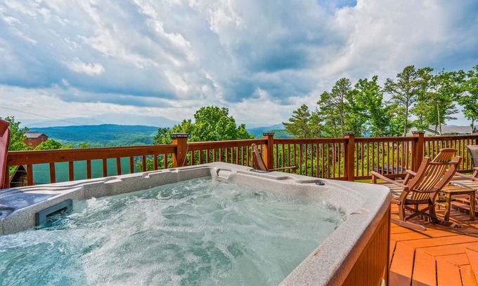 Gatlinburg - Pigeon Forge Cabin | Chalet with 360 views through Wall of Glass 7 Minutes from Dollywood & Parkway