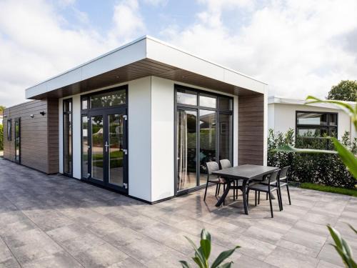 Lathum Ski Chalet | Chalet with Pond View in Gelderland