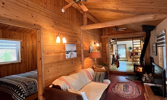 Saint Ferreol les Neiges Ski Chalet | Chaleureux Chalet au Bord de L'eau et Près des Montagnes