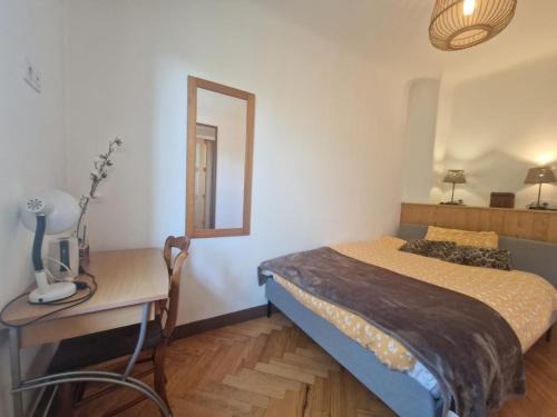 Labouheyre House | Chambre 1 Bois - WIFI - Proche gare