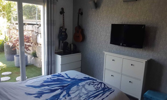 Sorbiers Bed & Breakfast | Chambre Avec Accès à une Piscine Intérieure Dans un Écrin de Verdure
