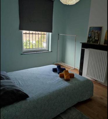 Collignon House | Chambre confortable lit double schaarbeek 1ere étage clé normal