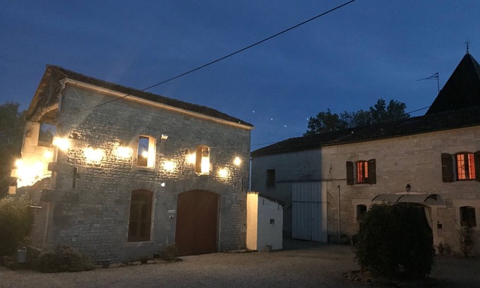 Aujac Bed & Breakfast | Chambre d'hôtes Les Cygnes Noirs