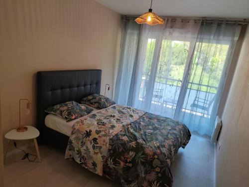 Deville-les-Rouen House | Chambre moderne avec balcon dans un appartement