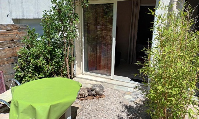 Rognes Bed & Breakfast | Chambre raisin 2p, pour 2 nuits max, a 6km du festival de piano de la roque d'anthéron à 100m de la piscine
