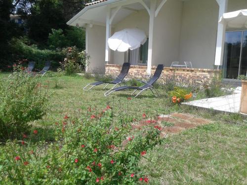 Biscarrosse Bed & Breakfast | Chambres "Blanches" , bâtiment secondaire hotel la Caravelle, vue jardin