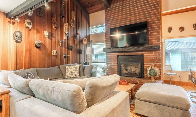 Mammoth Lakes House | Chamonix #92, 1 Bedroom + Loft. Steps to Canyon Lodge, Ski-in Ski-Out