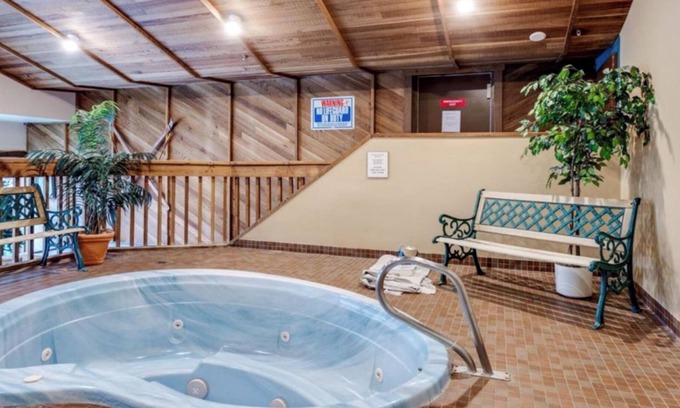 Big White Ski Resort Ski Chalet | Champagne Powder Chalet! Best Ski In/Out at Big White. Sleeps up to 7ppl.