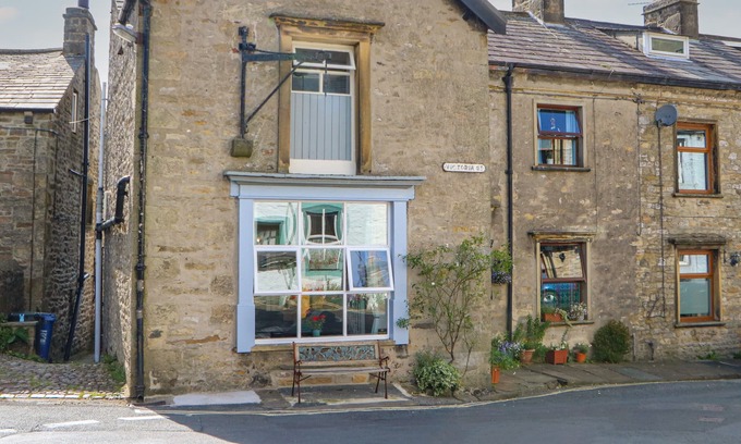 Giggleswick Cottage | CHANDLERS COTTAGE, pet friendly, with a garden in Settle