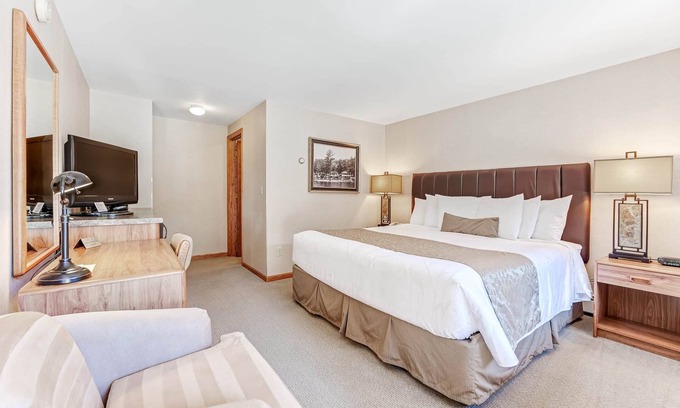 Eagle River Apartment | Chanticleer Inn 37