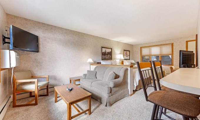 Eagle River Apartment | Chanticleer Inn 42