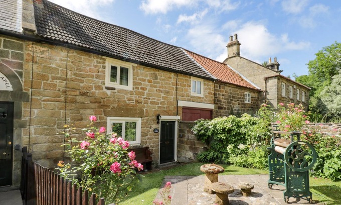Redcar Cottage | CHAPEL COTTAGE, pet friendly, with open fire in Saltburn-By-The-Sea