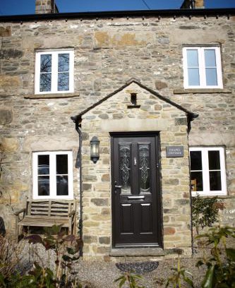 Kirkby Lonsdale House | Chapel Cottage Set in a private courtyard in central location with 2 parking spaces