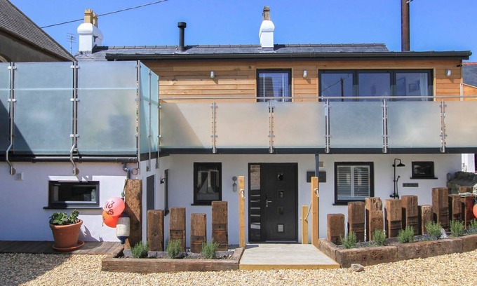 Rhosneigr Cottage | CHAPEL HOUSE, pet friendly, luxury holiday cottage in Rhosneigr