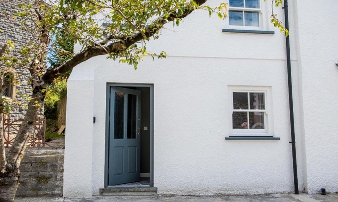 Laugharne House | Chapel View- Beautiful central cottage with nearby Restaurants & Castle walk