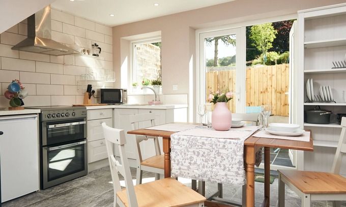 Laugharne Cottage | Chapel View, Cosy cottage with nearby Restaurants & Castle walk