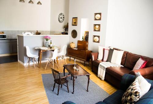 Everton Apartment | Characterful Abode with FREE parking.