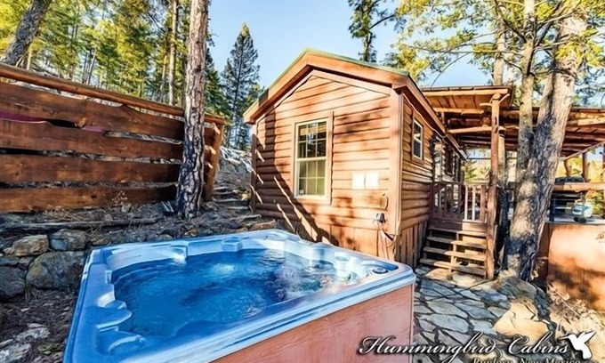 Alto Cabin | Charlie Cabin: 'Skiers must have and Summer's great getaway' with hot tub.