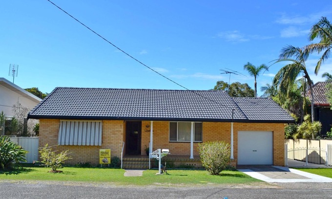 South West Rocks House | Charlie's Place - walk to the beach