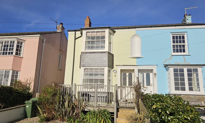 St. Mawes Cottage | Charlies - a cottage that sleeps 6 guests in 3 bedrooms