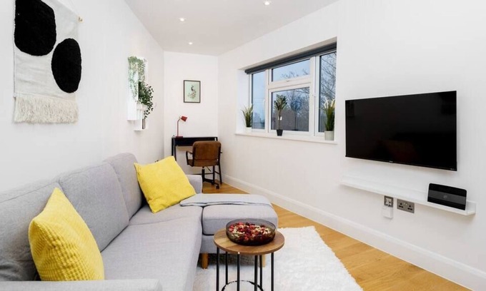 Leytonstone Apartment | Charlotte - Cosy & Centrally Located 2BR