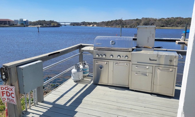 North Carolina Coast Boat Rental | Charlotte Jean - 33ft Cozy Carver Mariner- Unique Stay on the Water