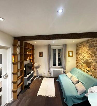 Toulon Apartment | CHARMANt PETIt STUDIo