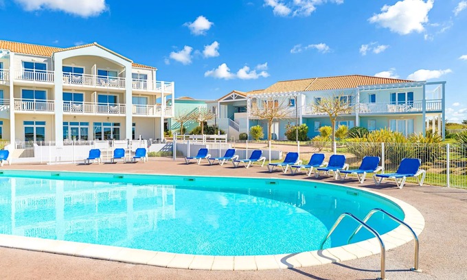 Chateau-d'Olonne Apartment | Charmant studio pour 4 + piscines | En bord du mer